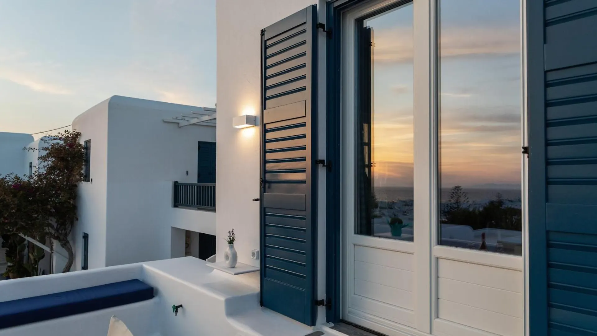 Callisti Mykonos Town With Pool View And Calypso Upper Floor With Sea View